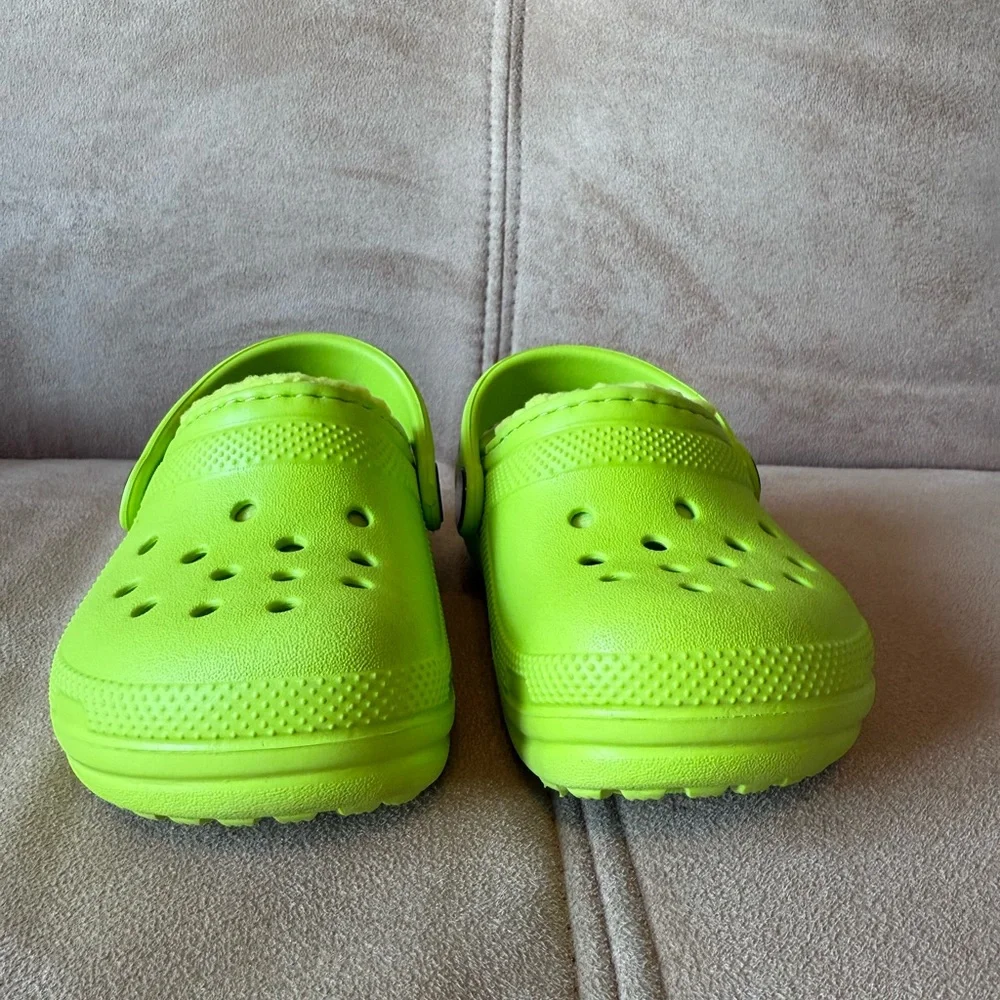 Crocs NWOT Lime Green Fleece Lined Size 5 Clogs